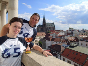 Jíťa a Meggy s pohárem
